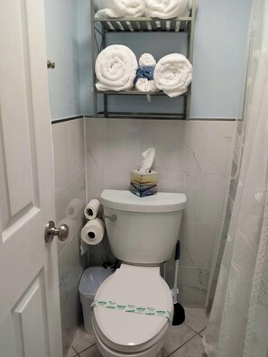 Hårtørrer, håndklæder, Sæbe, Toiletpapir