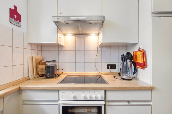 Kühlschrank, Ofen, Herdplatte, Geschirrspüler