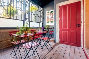 Outdoor dining - Porto Suites do Marquês (Porto)