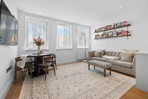 Living area - London Road Apartment in Isleworth (Isleworth)