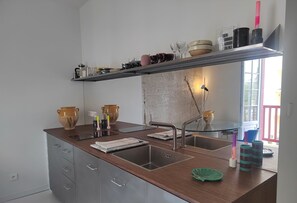 Refrigerador, lavavajillas y cafetera y tetera 