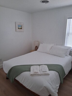 2 bedrooms, WiFi, bed sheets - Avalon Beach Bungalow- walk to the the beach and the bay (Kill Devil Hills)