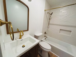 Towels, soap, toilet paper - Avalon Beach Bungalow- walk to the the beach and the bay (Kill Devil Hills)