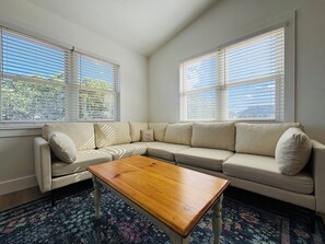 Living area - Avalon Beach Bungalow- walk to the the beach and the bay (Kill Devil Hills)