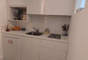 Fridge, microwave, oven, coffee/tea maker