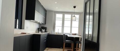 Réfrigérateur, micro-ondes, four, lave-vaisselle