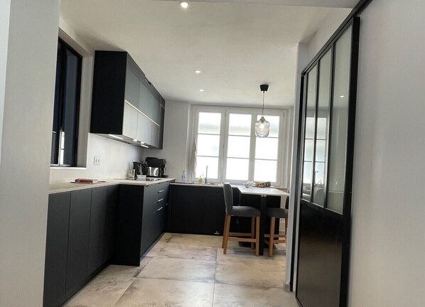 Kühlschrank, Mikrowelle, Ofen, Geschirrspüler