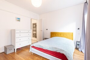 Planxa i posts de planxar, wifi i roba de llit