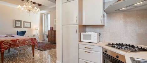 Réfrigérateur, four à micro-ondes, un four, surface de cuisson