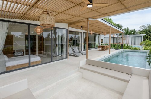 Tropical Peaceful Poolside Retreat