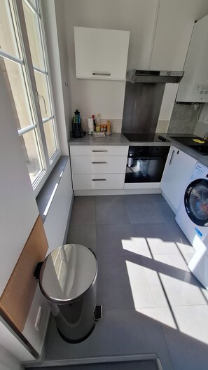 Een koelkast, een microgolfoven, een oven, een kookplaat