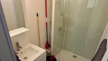 Serviettes fournies, papier toilette