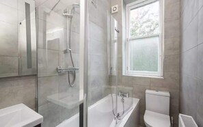 Douche, sèche-cheveux, serviettes fournies
