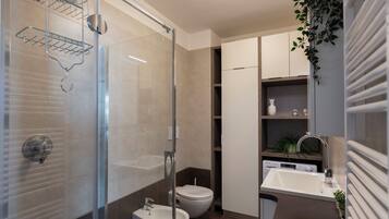 Duplex Deluxe - utsikt mot staden | Badrum | Gratis toalettartiklar, hÄrtork, handdukar och tvÄl