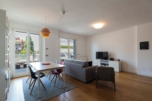 Deluxe Duplex, City View | Living area