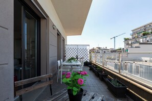 Deluxe Duplex, City View | Terrace/patio