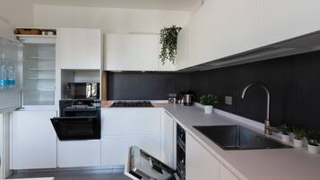 Duplex luxo, vista para a cidade | Cozinha privada | Geladeira grande, micro-ondas, fogão, cooktop