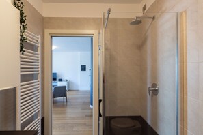 Deluxe-paritalo, kaupunkinäköala | Kylpyhuone | Ilmaiset hygieniatuotteet, hiustenkuivaaja, pyyhkeet, saippua