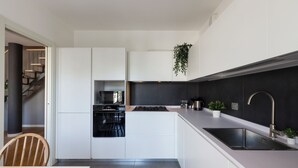 デラックス デュープレックス シティビュー | 専用キッチン | エスプレッソマシン、大型冷蔵庫、電子レンジ、オーブン