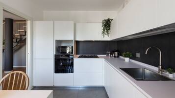 Dúplex Deluxe, vistas a la ciudad | Cocina privada | Frigorífico grande, microondas, horno y placa de cocina