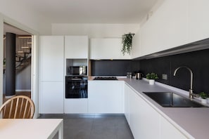 Duplex luxo, vista para a cidade | Cozinha privada | Geladeira grande, micro-ondas, fogão, cooktop