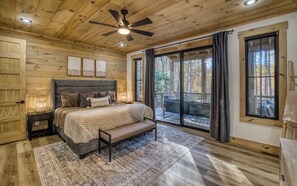 4 室のベッドルーム、デスク、アイロン / アイロン台、旅行用ベビーベッド