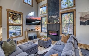 TV connectée, cheminée, jeux vidéo, livres