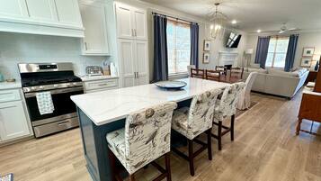 Microondas, horno, parrilla de estufa y lavavajillas