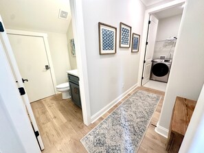 Séchoir à cheveux, serviettes fournies, savon, papier de toilette