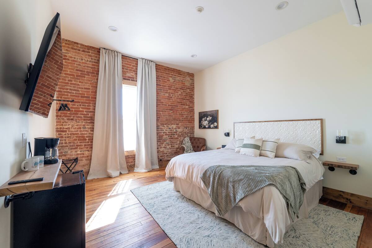 Blackout drapes, WiFi (free)