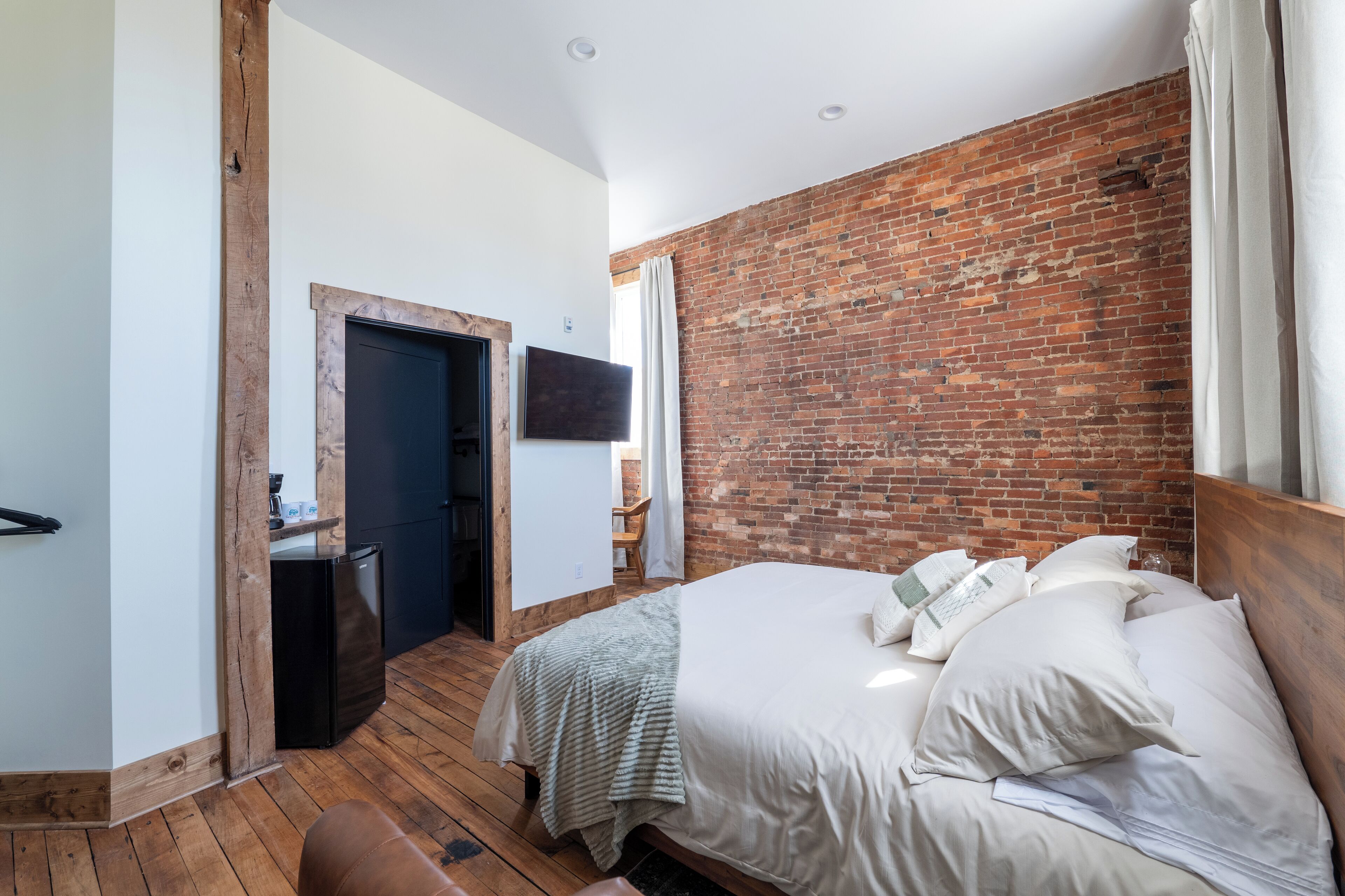 Blackout drapes, free WiFi