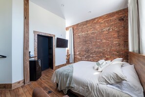 Blackout curtains, free WiFi