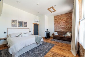 Comfort Room, 1 King Bed with Sofa bed, City View | Blackout drapes, free WiFi