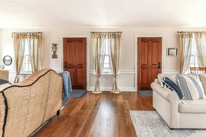 Smart-TV, peis, bøker og stereoanlegg