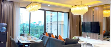 Toetasjesleilighet – city, balkong, byutsikt | Oppholdsområde