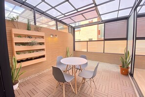 Apartamento Economico, Balcon | Dining - Edificio Benyalt 94 (Bogota)