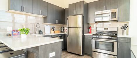 Refrigerador, microondas, horno y parrilla de estufa