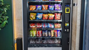 Un distributeur automatique rempli de diverses collations et de bonbons.