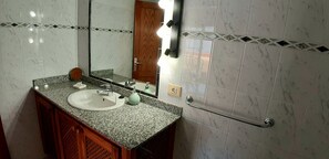 Secador de pelo, toallas, jabón y papel higiénico