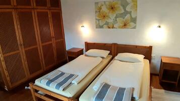 1 slaapkamer, een kluis op de kamer, een strijkplank/strijkijzer