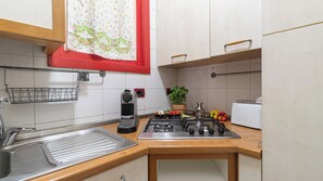 Frigorífico, microondas, placa de cocina y cafetera o tetera