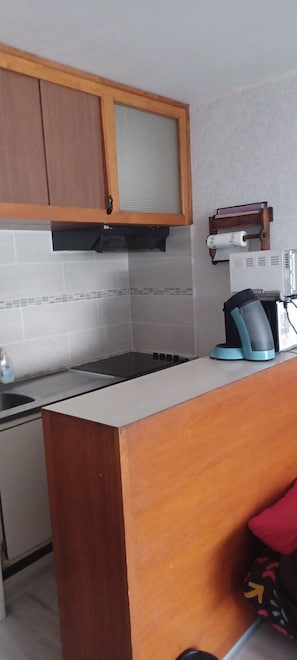 Microondas, horno y placa de cocina