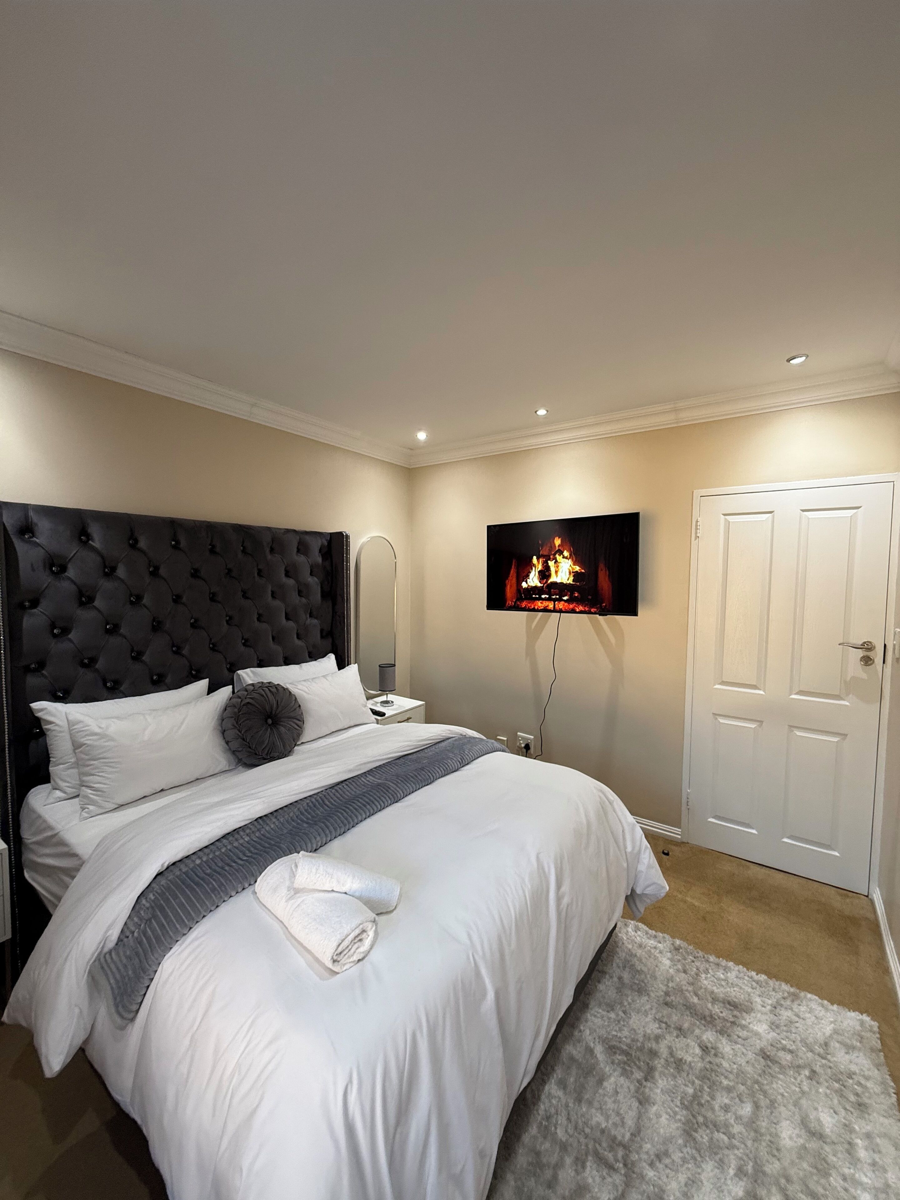 5 bedrooms, desk, iron/ironing board, free WiFi