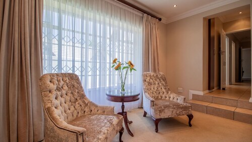 Luxury 5BR Home w/ Pool Full Kitchen  Generator Perfect for Getaways/Group Stays