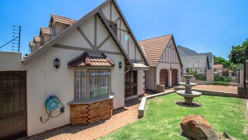 Luxury 5BR Home w/ Pool Full Kitchen  Generator Perfect for Getaways/Group Stays