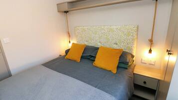 2 Schlafzimmer, individuell dekoriert, individuell eingerichtet