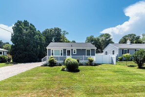 Exterior - Walk to 3 private Misquamicut beaches, 3-bdrm completely renovated beach house! (Westerly)