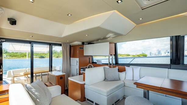 A modern interior with a dining area, seating, and a kitchen. - Amazing 3 bedrooms luxury yacht in North Miami (North Miami)
