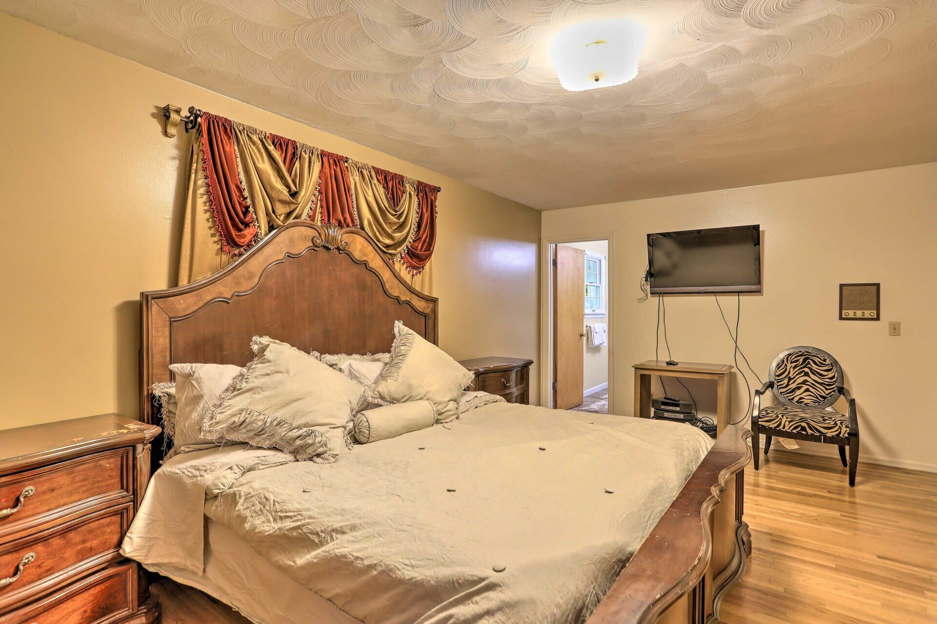 5 bedrooms, iron/ironing board, WiFi, bed sheets