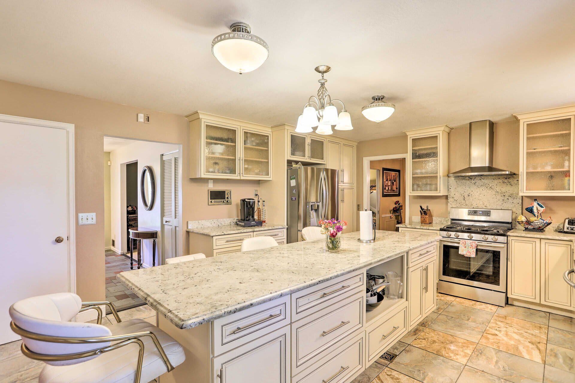 Jääkaappi, mikroaaltouuni, liesi, astianpesukone